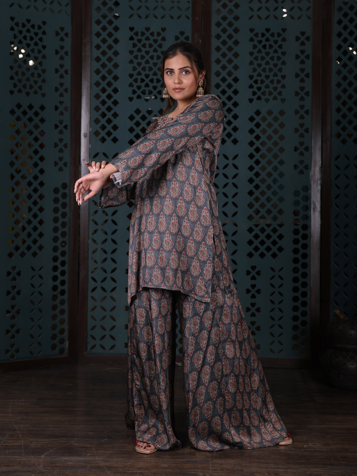 Grey Ethnic Printed Kurta Set With Mirror Work Neckline